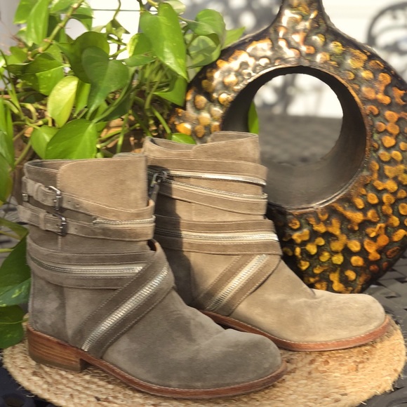 VC Signature Vince Camuto Rosaria Boot - Picture 10 of 10